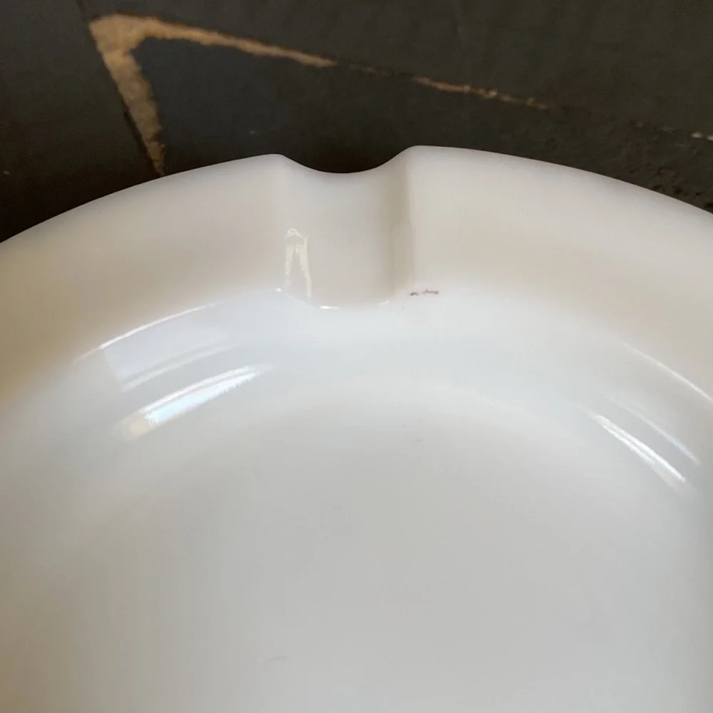 🦋Vintage🦋Westmoreland Milk Glass Hobnail Ashtray - Picture 4 of 5